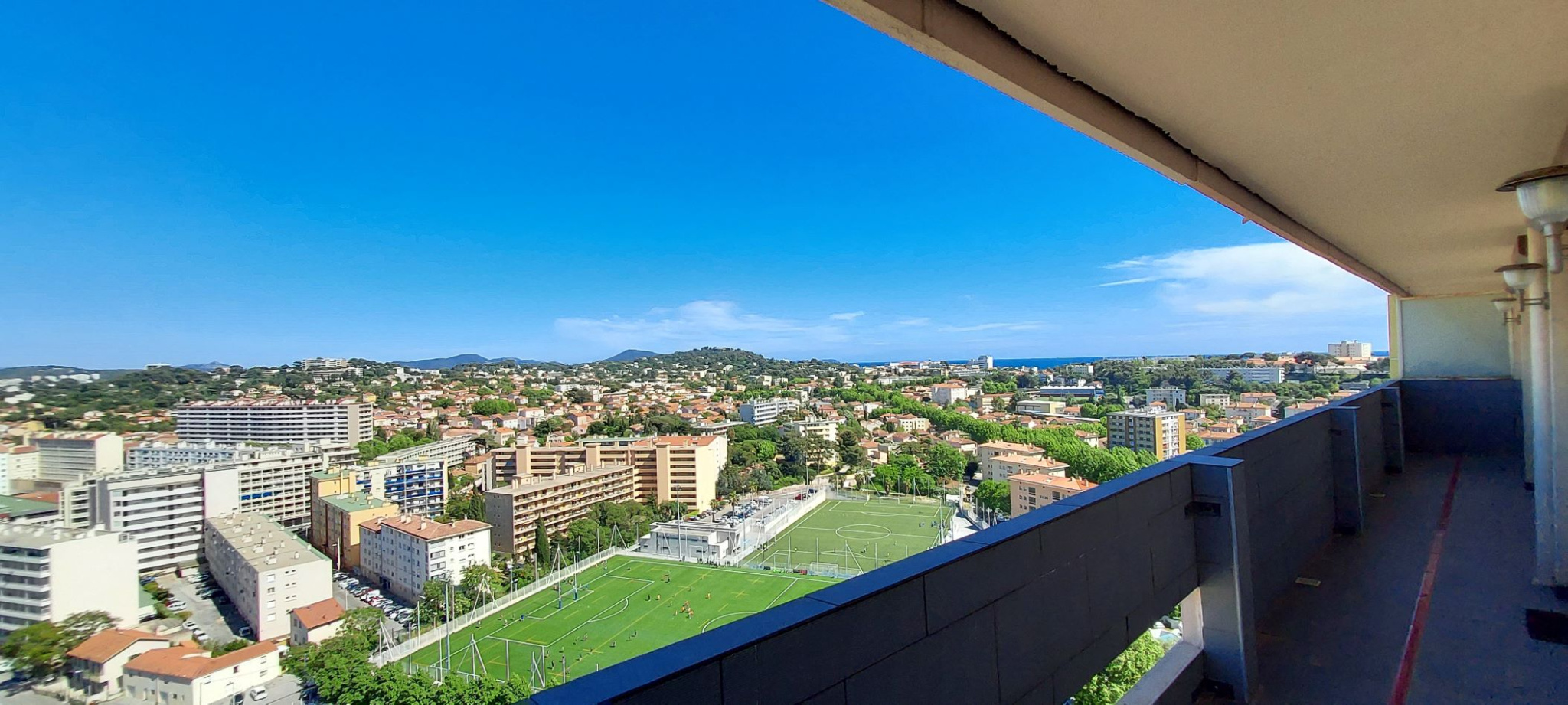 Vente APPARTEMENT QUATRE PIECES ET TERRASSE VUE PANORAMIQUE MER ET PORT